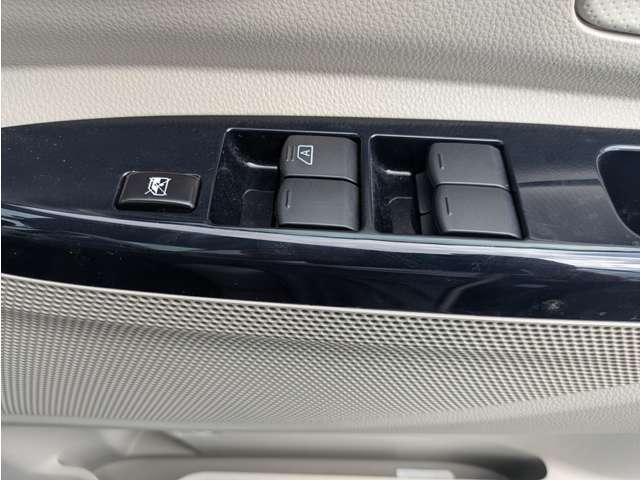運転席のパワーウィンドウスイッチで窓の開け閉めも楽々です！