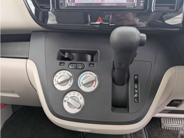 シフトレバー＆マニュアルエアコン操作部