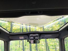 【ガラスルーフ】ガラスルーフ搭載で車内の解放感が一気にアップ！開放的なドライブをお楽しみいただけます。