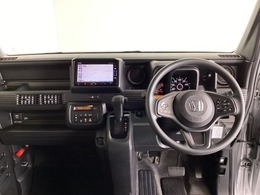 車内は光触媒抗菌消臭施工済です。インパネ周りはスタイリッシュなデザインです。グローブボックスやカップホルダーのほかにトレーなどたくさんの収納スペースが付いています。