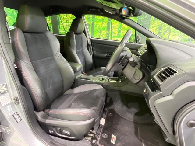 【ハーフレザーシート】高級感と座り心地を両立した人気のシート♪背面・座面のファブリック素材は、通気性の良さや滑りにくさに優れています。気温や服装に左右されず快適にお乗りいただけます。