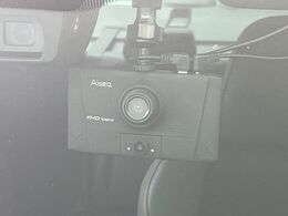 【ドライブレコーダー】安心・安全なカーライフに必須のドライブレコーダーを装備！走行中はもちろん、あおり運転や事故に遭遇した際の状況も映像で記録し、万一のリスクに備えます。