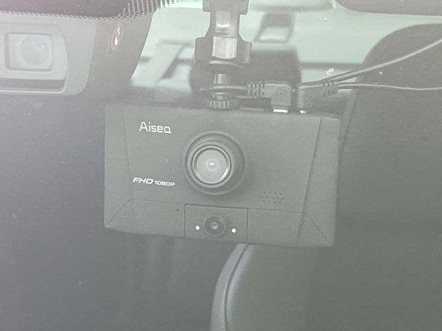 【ドライブレコーダー】安心・安全なカーライフに必須のドライブレコーダーを装備！走行中はもちろん、あおり運転や事故に遭遇した際の状況も映像で記録し、万一のリスクに備えます。