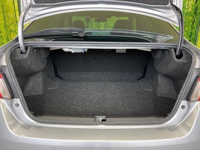 積み下ろしのしやすいデッキにはたっぷりと荷物を積み込んでいただけます。遊びから仕事まで、様々なシーンで頼れます♪