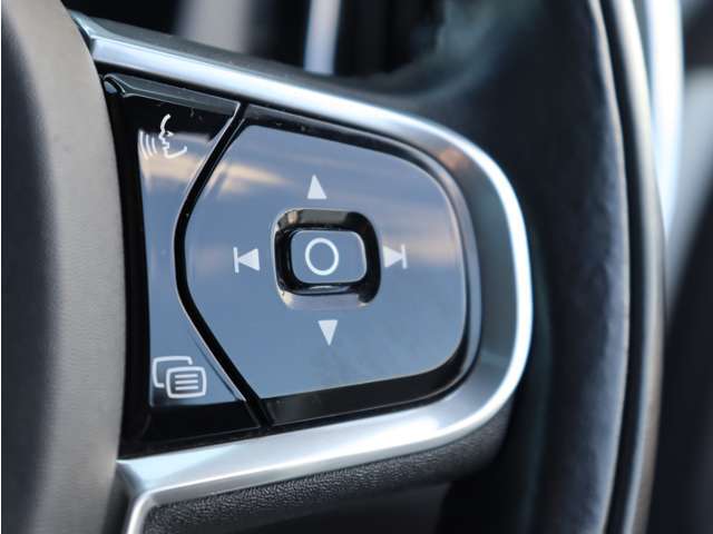 ボルボに精通した整備士が、車両の状態について最大91項目に及ぶチェック基準で厳密な点検整備を実施します。また基本的な消耗部品7品目は無条件で新品交換します。納車時には点検整備記録簿をお渡しします。