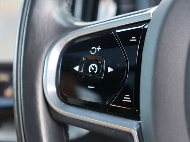 ボルボに精通した整備士が、車両の状態について最大91項目に及ぶチェック基準で厳密な点検整備を実施します。また基本的な消耗部品7品目は無条件で新品交換します。納車時には点検整備記録簿をお渡しします。