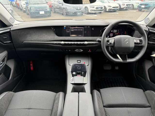 フランス車ならではのオシャレな内装がオススメです！