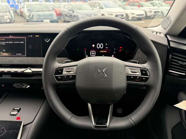 ステアリングは握ったときの感触が一味違い、高級感もありますね！