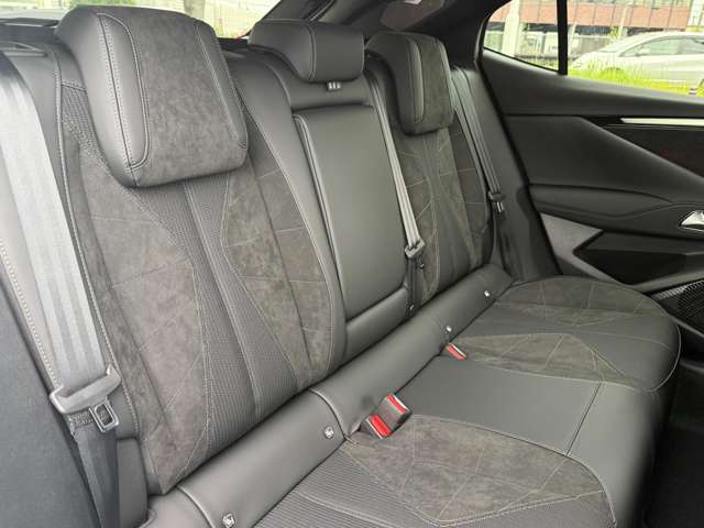 フロントだけでなく、リアシートも広々とした空間が確保されています。