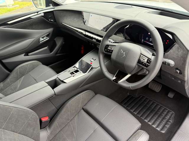 フランス車ならではのオシャレな内装がオススメです！