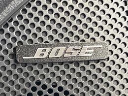 【BOSEサウンドシステム】メーカーオプションの高品位サウンドシステムを搭載。専用のチューニングが施された大小様々なスピーカーから良質なサウンドが奏でられ、臨場感あふれる音響空間を演出します。