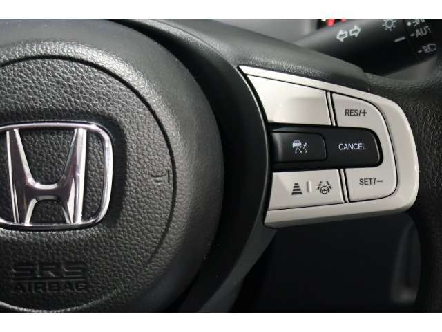 Hondaセンシングの機能のひとつ、アダプティブクルーズコントロール付！アクセルから足を離しても設定したスピードと前車との車間を保ち走行してくれます！車線維持もアシスト☆高速道路で疲労軽減ですね☆