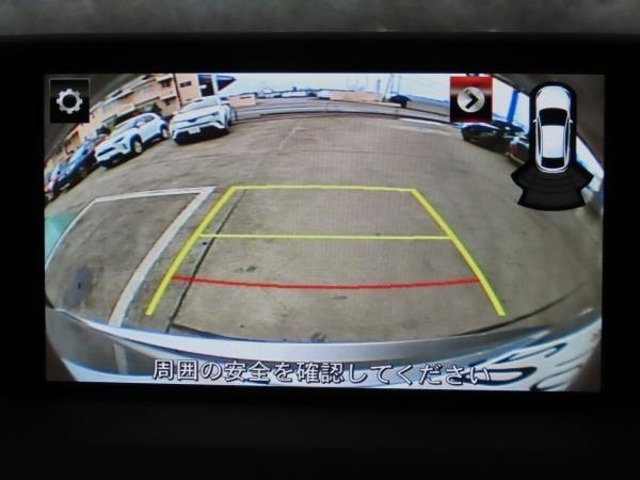 【360°ビュー・モニター】前後左右4つのカメラ映像をさまざまな走行状況に応じて切り替えてセンターディスプレイに表示することで、駐車時や狭い道でのすれ違い時、見通しの悪い交差点進入時でも安心感を高めます。