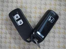 ◆スマートキー◆カギをバッグやポケットに入れたままでもドアロックの開閉ができる『スマートキー』付き！雨天や暗くなってもカギを取り出す必要がなくドアの開錠＆エンジンも始動できます