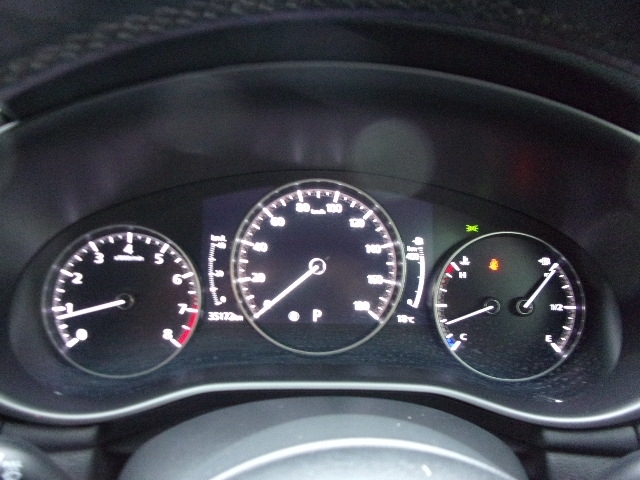 アクティブ・ドライビング・ディスプレイ付。車速等を表示し、走行時に必要な情報をフロントガラスに投影！少ない視線移動で確認ができます！