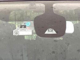 【インテリジェントエマージェンシーブレーキ】フロントカメラで前方の車両や歩行者を検知。衝突しそうな時は衝突被害軽減ブレーキが作動、衝突回避をサポート。より安全にドライブをお楽しみいただけます。