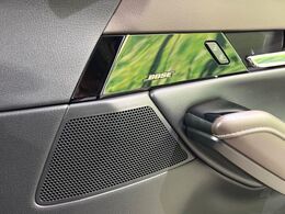 【BOSEサウンドシステム】メーカーオプションの高品位サウンドシステムを搭載。専用のチューニングが施された大小様々なスピーカーから良質なサウンドが奏でられ、臨場感あふれる音響空間を演出します。