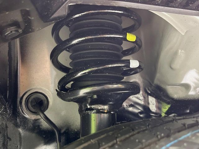お車を安心してお乗りいただく為には、足回りの定期点検が欠かせません。サービスサポート（有償保証）では無料点検もご提供しており、安心のカーライフをお過ごしいただけるサポート体制が整っています。