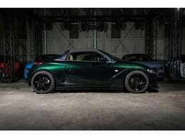 程よいローダウンで走りや乗り心地を確保しております。サイドアンダーフラップは車体のシルエットを引き締めます。見た目のローダウン効果が高いです。