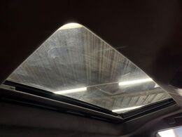 ●サンルーフ：開放感たっぷりの希少装備、サンルーフが装着されています！車内に明かりを取り入れたり景色を楽しむ以外にも、車内の空気も簡単に換気できて快適です！
