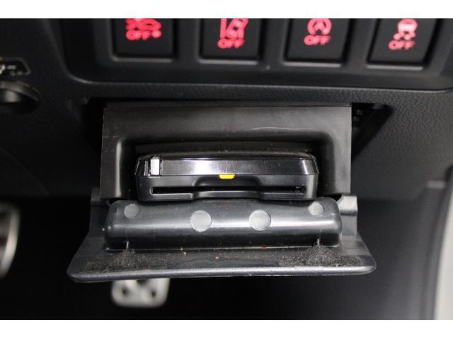 ETC車載器は専用ビルトインカバーでプッシュスタートスイッチの下方にビルトイン。