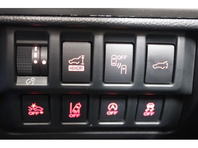 パワ-リヤゲートの開閉は運転席のスイッチで操作可能。その 、装備されている機能を必要に応じて一時停止するスイッチ類を一か所にまとめて配置。