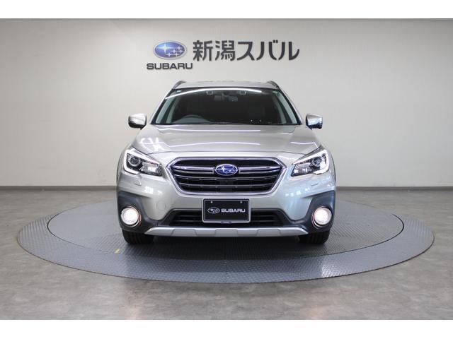 ワイドで厚みのある重厚感、スバルらしいコの字型クリアランスランプとフロントグリルがアウトバックらしさを表現しています