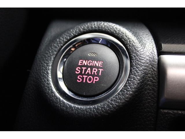 キーレスアクセス＆プッシュスタート。アクセスキーを携帯していればドアのロック/アンロックはドアノブに触れるだけでOK。エンジンスタートはこのボタンをワンプッシュ。