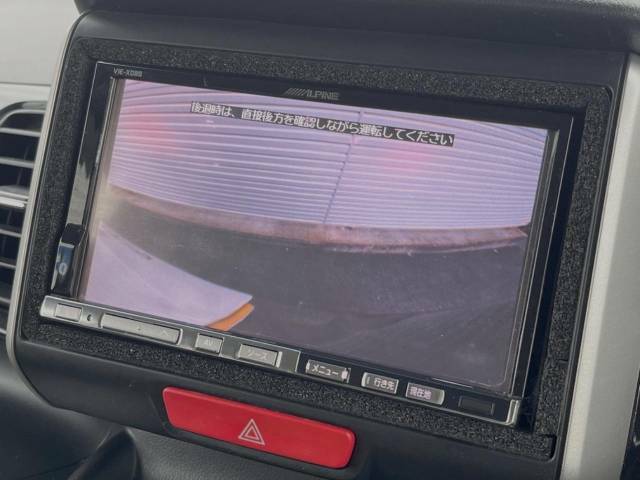 【バックカメラ】駐車時に後方がリアルタイム映像で確認できます。大型商業施設や立体駐車場での駐車時や、夜間のバック時に大活躍！運転スキルに関わらず、今や必須となった装備のひとつです！