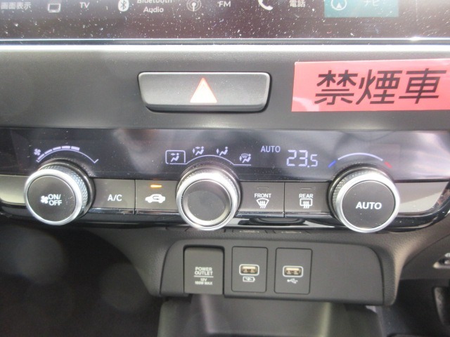 オートエアコン標準装備です。1年中快適な室内を提供！車内温度を設定すると風向き、風量を自動で調節してくれます。