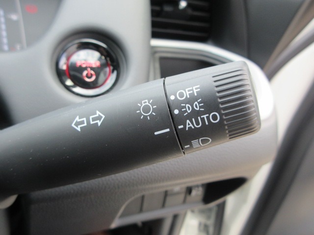 オートヘッドライト標準装備です。車外の明るさに応じて自動的にヘッドライトの点灯・消灯をしてくれます。トンネルの出入り口などで活躍してくれます。