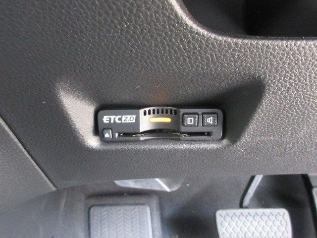 有料道路をキャッシュレスで通行できるETC車載器付きです。運転席足元に設置されています。ETCセットアップ費用は含まれておりません。別途必要となります。