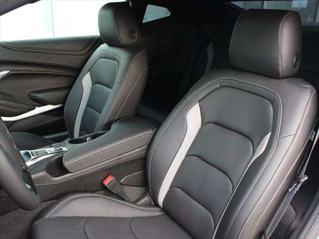 運転中の体をしっかりと支えてくれるスポーツシート。シートヒーター＆ベンチレーション付きで1年中快適におお乗りいただけます！