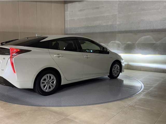 LEDヘッドランプです。十分な明るさを保ちつつも消費電力が少なく、バルブ寿命も長いのが特徴です。瞬時にMAXの光量を発揮するのもLEDならではです。☆LEDフォグランプも装備☆