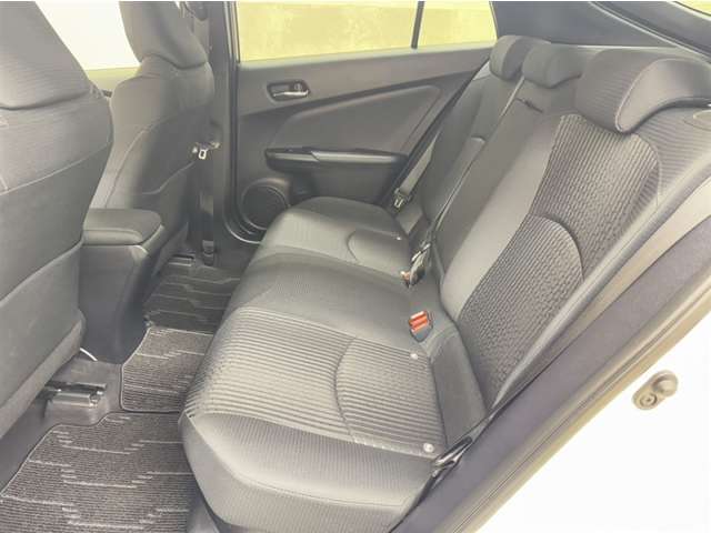 ゆったり座れるセカンドシート。足元も広々していて乗り心地も良いです☆ISOFIX対応のチャイルドシートも簡単に固定できます☆e