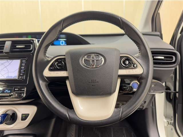 毎日触れるハンドル部分。こちらはキズもなくきれいに保たれています。もちろん、安全を守るエアバックも装備しているので安心してお乗り頂けます。