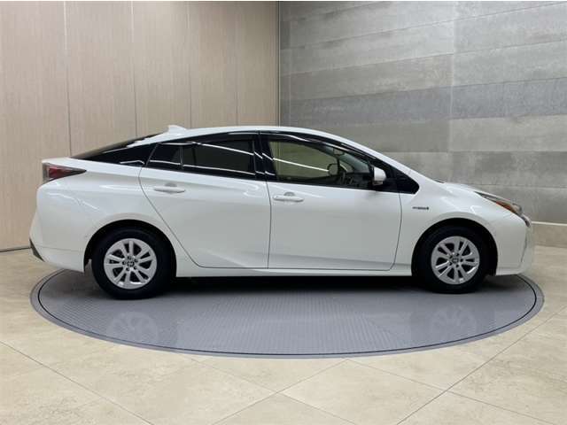 全車1年間の走行距離無制限のロングラン保証付きです。また、さらに安心をお求めの方には1年～2年の保証延長ができる「ロングランα保証」（有償）もお選びいただけます。