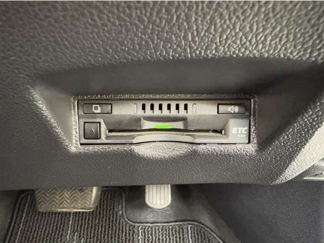 ETC付きです。高速道路料金所での小銭の出し入れや雨天時における窓の開け閉めなどの煩わしさが解消できます。料金所の通過もスムーズで快適ですよ。