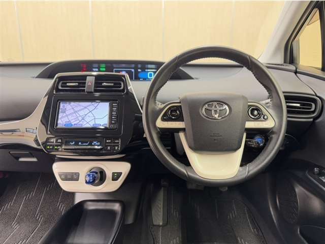 スタイリッシュなデザインのインパネ周りです。各操作スイッチ類も使いやすい位置に配置されています。