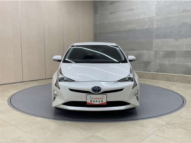 お車購入のポイントとなるフロントマスクです！シャープな目つきが印象的なデザインのヘッドランプです。