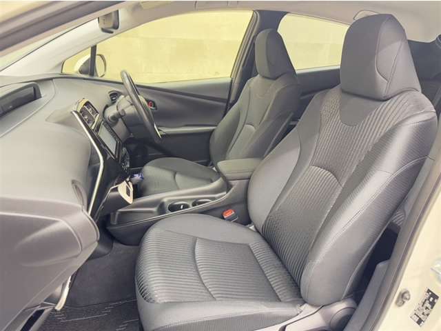 個性が出ています！目を惹くデザインのシートです！体を包み込むような座り心地で運転をサポートします。デザインも機能も文句なしで、快適な運転へと繋がります。