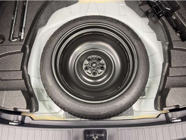 今ではオプションになってしまった応急タイヤが装備されています。万が一の時に役立ちます☆☆