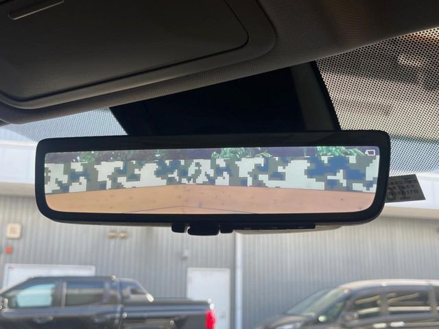 【デジタルインナーミラー】後席の大きな荷物や同乗者で後方が確認しづらい時でも安心！カメラが撮影した車両後方の映像をルームミラー内に表示。クリアな視界で状況の確認が可能です！