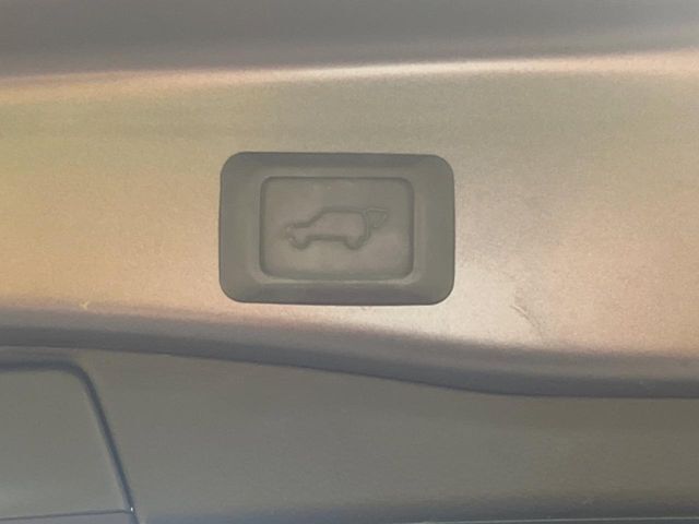 【パワーバックドア】スマートキーや運転席のボタンを押すだけでリアゲートが自動で開閉します！荷物を持っている時や、高い位置にあるバックドアを閉める際に便利な機能です♪