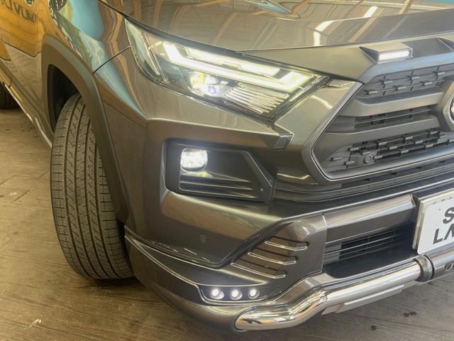 【LEDヘッドライト】悪天候や夜間走行時も良好な視界を確保し安心して運転できる高輝度LEDヘッドライトを装備！点灯速度が早く、消費電力も抑えられています。