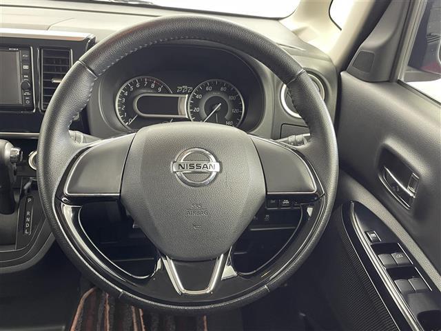 【ステアリング】軽い力で扱いやすいハンドルです。目立つ傷やスレなどなく綺麗な状態です！除菌プランいれていただくとさらに快適に！清潔なお車はお子様にも安心ですね！