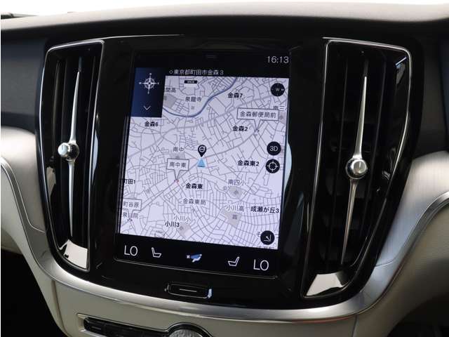 9インチのタッチスクリーン式センターディスプレイは直感的な操作性を実現。手袋を着用したまま扱えるほど応答性に優れ、映り込みを抑える特殊コートにより外光の影響は最小限に抑えられています。