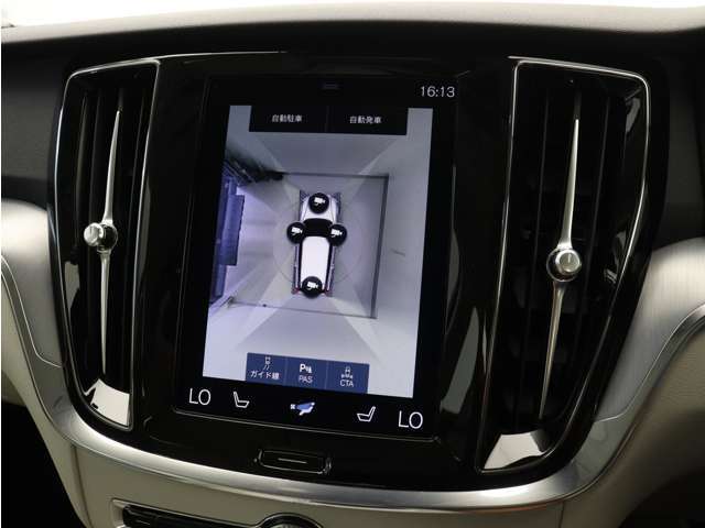 リアカメラによる後方の確認だけでなく、真上から見下ろすバードアイ映像を映し出す360度ビューカメラで、自車周辺の詳細な状況を確認できます。見通しが悪く狭い場所で車を取り回す際には心強い味方となります。