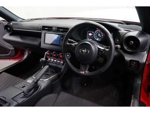 ZN8系、トヨタのGR86、現行モデルが入荷しました！！ハイオクで走行するお車です。車両重量1260kg・WLTCモード燃費は12.0km/L・4気筒エンジン・235馬力のお車です（※カタログ参照）。