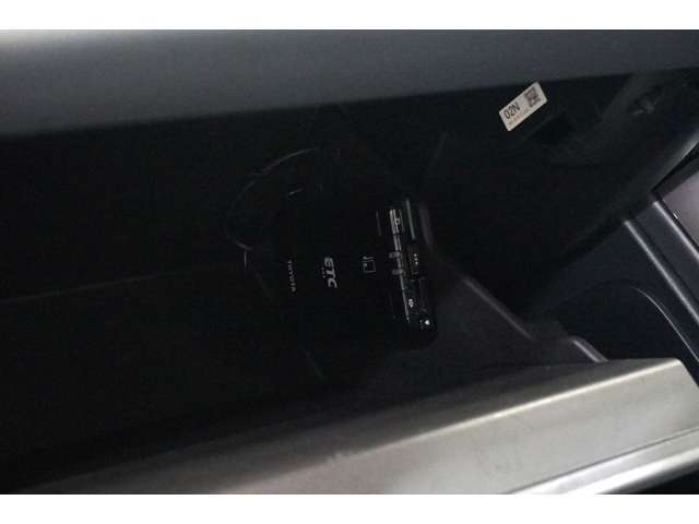 ETC装備ですのでご納車直後からの遠距離ドライブも可能です。土日の利用料金の割引や朝夕の通行料金を割引料金で高速道路をお楽しみ頂けます。カーライフにおける重要性はナビにも匹敵するのではないでしょうか？